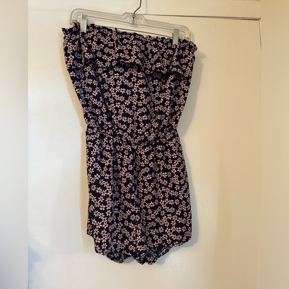Velvet sky ditsy floral navy blue and pink romper size large fits like a medium - Picture 4 of 9
